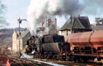 Am 12.02.1981 fotografiert Klaus Pollm�cher die DR 52 8174-6 beim rangieren von G�terwagen im Bf Vitzenburg.