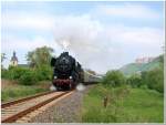 EMBB 52 8154-5 und DB Museum 03 1010 am Zugschlu� nach dem Richtungswechsel in Freyburg, auf der Fahrt als DPE 37691 nach Camburg zum erneuten drehen, am 19.05.2013 bei Ni�mitz.