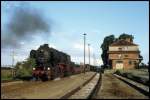 IGE Werrabahn 52 8039-1 am 25.08.1996 mit einem Fotog�terzug von Artern nach Sondershausen, bei der Durchfahrt in Donndorf.