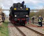 Nach der Ankunft der EMBB 52 8154-8 mit dem Sonderzug aus Leipzig Hbf, war die FfW Karsdorf am 05.04.2025 in Karsdorf als  Wasserkran  behilflich und füllte die Wasservorräte der Dampflok