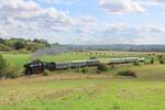 Zum Winzerfest nach Freyburg (Unstrut) kamen am 13.09.2025 die Eisenbahnfreunde vom Traditionsbahnbetriebswerk Staßfurt e.V. mit dem  Salzland-Express  aus Magdeburg Hbf ins Unstruttal. Bis Sangerhausen war die DB Museum V100 003 Zuglok, dann bespannte die 52 8079-7 der Leipziger Dampf KulTour den DZ 88309 bis Karsdorf Bbf. Hier ist der Sonderzug auf der Unstrutbahn bei Kleinjena unterwegs.