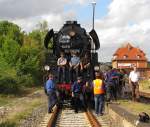 Vor ihrer letzten Fahrt mit dem DPE 24888 nach Chemnitz Hbf, stellte sich das Lokpersonal der LEG 65 1049-9 noch f�r Abschiedsfoto im Bf Freyburg vor und auf die Lok; 10.09.2011