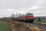 232 239 (EBS) zog am 15.12.2021 155 046 (FWK) und zwei Flachwagen mit anstehender Hauptuntersuchung, bzw.