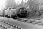 Während am 22.10.1988 die DR 106 099-5 als Schlusslok mit einem DMV-Sonderzug von Erfurt nach Naumburg (S) Hbf in den Bahnhof Freyburg (Unstrut) eingefahren ist, steht auf dem Nebengleis die DR 131 036-6, vermutlich mit einem Güterzug nach Karsdorf. (Foto: Heiko Ifland)