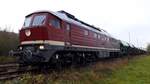 Salzland Rail Service 232 088-5 mit einem Schotterzug nach Nebra, am 05.11.2021 in Karsdorf.