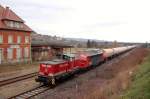 Am 13.01.2014 zog die 345 250-5 vom Fahrzeugwerk Karsdorf gemeinsam mit der EBS 1131 einen leeren Kesselwagenzug von Naumburg Hbf nach Karsdorf, hier bei der Durchfahrt in Freyburg Bbf zu sehen.