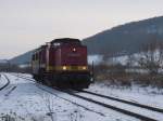 EBS V 100-122 mit der abgeb�gelten EBS 142 110-6 auf der Fahrt nach Karsdorf, am 28.01.2014 in Laucha.