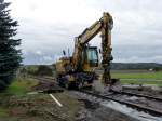 Ein Zweiwegebagger von TS Bau bei den Vorbereitungsarbeiten zum Bau des Hp Ro�bach; 12.10.2011 (Foto: Klaus Pollm�cher)