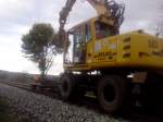 DB Bahnbau Gruppe 99 80 9901 135-0 Zweiwegebagger bei Gleisbauarbeiten am 26.10.2013 bei Kleinjena.