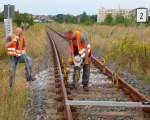 Mit viel Muskelkraft wird ein Teil des Gleises an der Ro�lebener Bahnhofseinfahrt neu unterschottert; 08.08.2010 (Foto: G�nther G�bel)