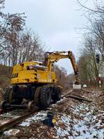Am 24.01.2026 fanden wieder Arbeitseinsätze an der Unstrutbahn rund um Roßleben statt. Im Einsatz war auch dieser Atlas 1304K Zweiwegebagger. Unzählige Schwellen müssen gewechselt werden, um auf dem Streckenabschnitt Artern - Roßleben überhaupt wieder fahren zu können. Vielen Dank an die Ehrenamtlichen, die an der Strecke tätig sind. Weitere Bilder: https://www.instagram.com/p/DT7P_AFDJ3F/?img_index=7&igsh=MWRtcHRzM29kMHFiag==