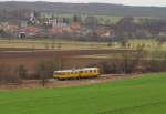 Vor der Ortskulisse von Gro�jena tuckerten die beiden Gleismesstriebwagen 726 002-9 + 725 002-0 als NbZ 94022 von Nebra nach Naumburg Hbf, weiter durch das Unstruttal; 12.03.2012