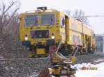 Eine Balfour Beatty JumboTec Stopfmaschine von Plasser & Theurer am 29.01.2012 an der Baustelle der neuen Saalebr�cke in Ro�bach.