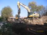 Ein Bagger beim abtragen der alten Betonbr�ckenpfeiler der ehemaligen alten Saalebr�cke in Ro�bach; 21.10.2011 (Foto: Hans Grau)