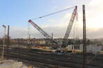Dieser riesige Kran der aertssen Group half am 27.12.2016 beim Einschub der neuen Brücke der B180 über die Gleisanlagen in Naumburg Hbf.