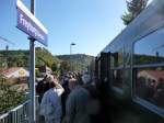 Die Reisenden vom  Rotk�ppchen-Express I  aus Altenburg, beim aussteigen am 30.09.2012 am Hp Freyburg.