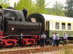Das Lokpersonal der 52 8154-8 vom Verein Eisenbahnmuseum Bayerischer Bahnhof zu Leipzig e.V., bei den Vorbereitungen zum Wasser fassen gemeinsam mit der Ffw Karsdorf im ehemaligen Bf Karsdorf.