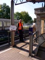  Reisenden-Sicherer  weisen auf Bahnsteig 2 die Fahrg�ste w�hrend der Bauphase am Bahnsteig 4 und 5 in Naumburg Hbf, auf den provisorischen Zugang zur Unstrutbahn hin.