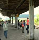 Voller Bahnsteig w�hrend dem Kreuzungshalt der Ferkeltaxen von Sch�nberg nach Wangen, am 12.07.2009 in Laucha.