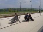 Das Lokpersonal von DB Museum 03 1010 und der EMBB 52 8154-8 am 19.05.2013 w�hrend einer kurzen Pause in Naumburg Hbf.