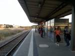 Gut gef�llter Bahnsteig am Abend des 07.09.2013 in Laucha.