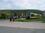 Am Pfingstsonntag fuhr die Burgenlandbahn mit zwei Triebwagen und brachte wie hier zu sehen zahlreiche Ausfl�gler nach Wangen (Arche Nebra); 23.05.2010 (Foto: Christof Rommel)