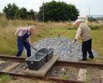 Per Hand und kleiner Schiebelohren wurde der neue Schotter an die ben�tigte Stelle transportiert; 08.08.2010 (Foto: G�nther G�bel)