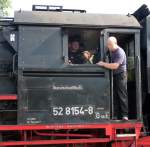 Lokpersonal der DR 52 8154-8 aus Leipzig, mit einem tierischen Gast auf dem F�hrerstand im Bf Karsdorf; 11.09.2010 (Foto: Klaus Pollm�cher)