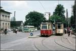 Tw 17 und LOWA 21 am 21.06.1981 an der Haltestelle am Naumburger Hauptbahnhof.