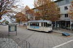 Tw 37 der Naumburger Straßenbahn als Linie 4 zum Salztor, am 12.11.2023 am Hauptbahnhof Naumburg (Saale).