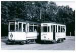 Vor rund 50 Jahren (1974) kreuzen sich ein Lindner-Wagen (links) und der Aufbau-Wagen Nummer 18 am Salztor in Naumburg (S).