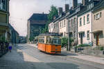 Am Moritzberg in Naumburg (Saale) war am 04.06.1984 der Wagen 44 der Naumburger Straßenbahn als Linie 2 zum Hauptbahnhof unterwegs.