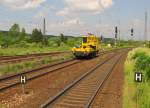 Ein MTW 100 von DB Netz am 30.05.2012 bei der Durchfahrt Richtung Bad K�sen, in Naumburg (S) Hbf.