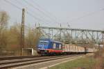 Raildox 185 409-0 mit einem Holzzug Richtung Gro�heringen, am 21.04.2013 bei der Einfahrt in Naumburg Hbf.