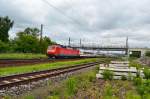 Am 24.05.2013 zog die DB 120 138-3 einen unbekannten IC durch Naumburg Hbf gen S�den.