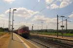 DB 232 347-5 mit Fans Wagen Richtung Gro�korbetha, am 18.07.2013 in Naumburg Hbf.