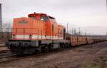 LOCON 212 mit einem Schienenzug f�r die Baustelle zwischen Naumburg Hbf und Lei�ling, am 29.11.2013 im ehemaligen G�terbereich im Westkopf von Naumburg Hbf.