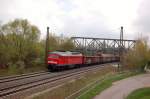 DB 232 255-0 mit einem G�terzug Richtung Bad K�sen, am 16.04.2014 in Naumburg Hbf.