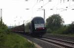 MRCE ER 20-005 mit einem Holzzug Richtung Lei�ling, am 04.05.2014 in Naumburg Hbf.
