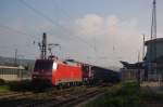 DB 152 091-5 mit einer aufgeladenen Kleinlok sowie G�terwagen Richtung Bad K�sen, am 27.09.2014 in Naumburg Hbf.