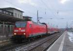 DB 146 028 mit dem RE 17628 nach Magdeburg Hbf, am 23.01.2016 in Naumburg Hbf.