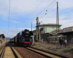 Die vom RAW Meiningen frisch aufgearbeitete DR 01 0509-8 der Pre�nitztalbahn strahlte beim Betriebshalt auf Gleis 3 in Naumburg Hbf in der warmen Fr�hlingssonne; 20.03.2010