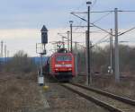 DB Cargo 152 004-8 mit einem G�terzug auf dem �berholgleis im Bereich des ehem.