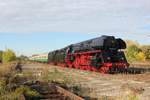 PRESS 01 0509-8 mit einer Leerwagenüberführung von Meiningen nach Leipzig, am 12.10.2018 in Naumburg Hbf.