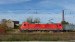 DB 185 385-2 mit Eanos-Wagen Richtung Bad Kösen, am 25.10.2021 in Naumburg Hbf.