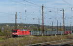DB 185 385-2 mit Eanos-Wagen Richtung Bad Kösen, am 25.10.2021 in Naumburg Hbf.