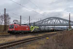 ÖBB 1116 196 + 1016 016 mit Kesselwagen Richtung Bad Kösen, am 15.12.2021 in Naumburg (Saale) Hauptbahnhof.