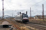 MRCE 182 534 als Tfzf Richtung Großkorbetha, am 15.12.2021 in Naumburg Hbf.