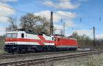 EBS 243 822-4 und FWK 156 002-8 pausieren am 16.04.2022 in Naumburg Hbf.