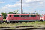 DB 111 133-5 in einem Lokzug vom DB Stillstandsmanagement Karsdorf nach Opladen, am 13.07.2022 in Naumburg (S) Hbf.